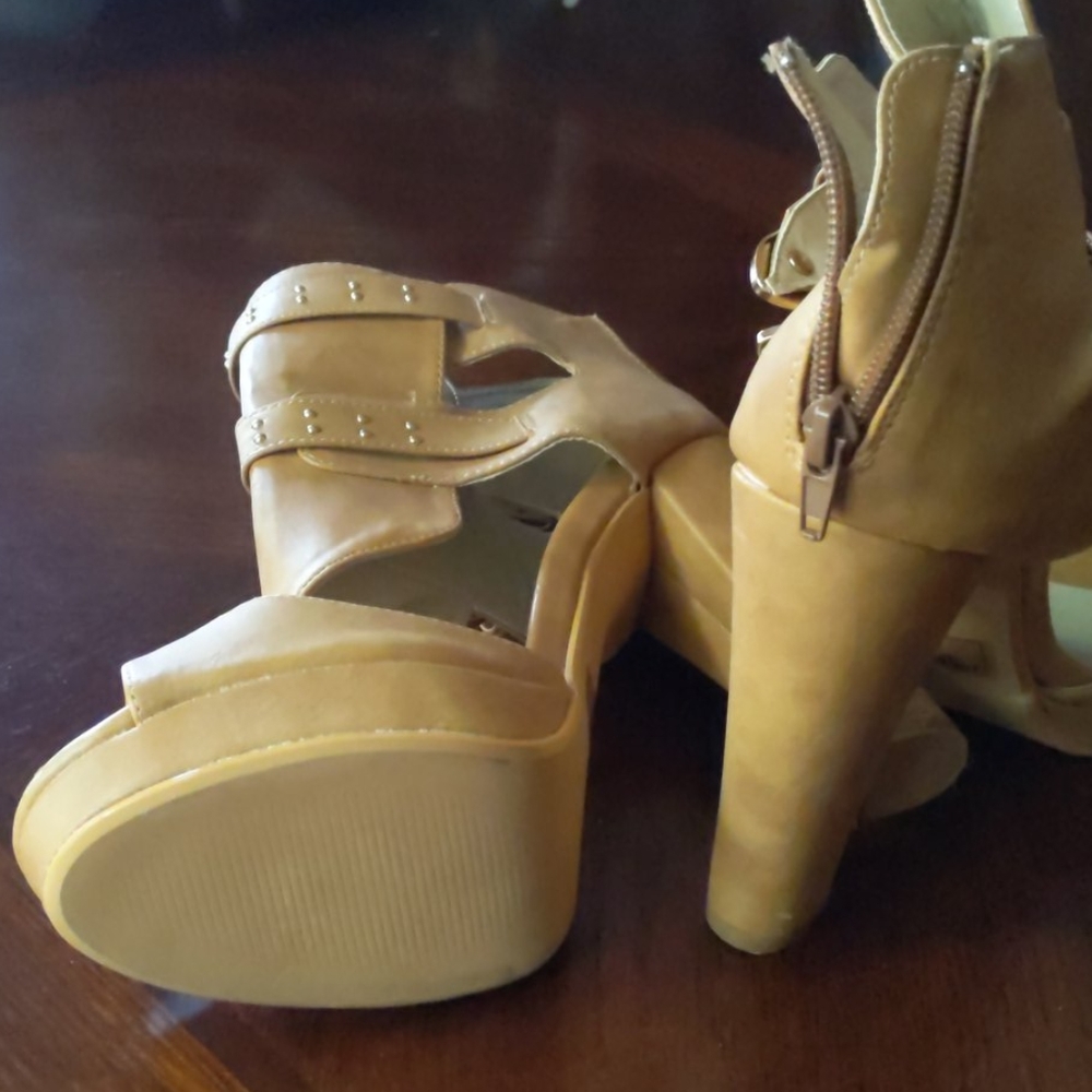 Shoes - Picture 2 of 4